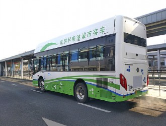 女子騎電動(dòng)車急剎摔倒，公交車長(zhǎng)主動(dòng)下車熱心幫扶