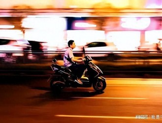 大媽帶電動(dòng)車坐公交被攆下車，打電話“搖人”，網(wǎng)友：后臺(tái)要倒霉