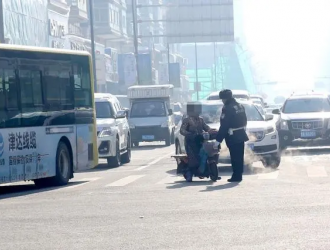 “闖進(jìn)”快車道、“越線停車”、走專用車這些電動(dòng)車違法被取締